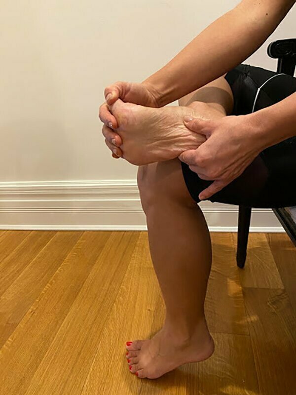 Illustrative Image of Siting Plantar Fascia Stretch